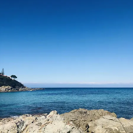 Proche De La D'algajola Апартаменты *